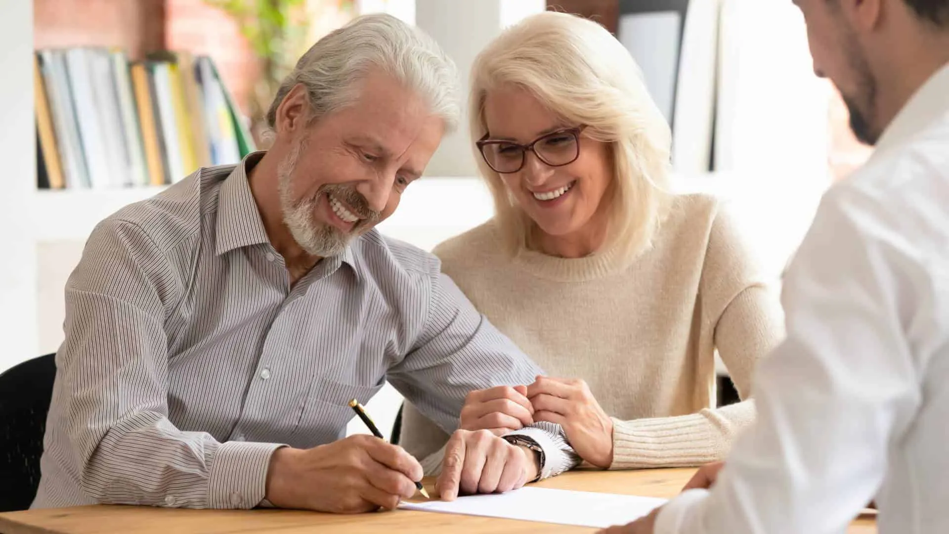 Client signant le contrat de financement moto