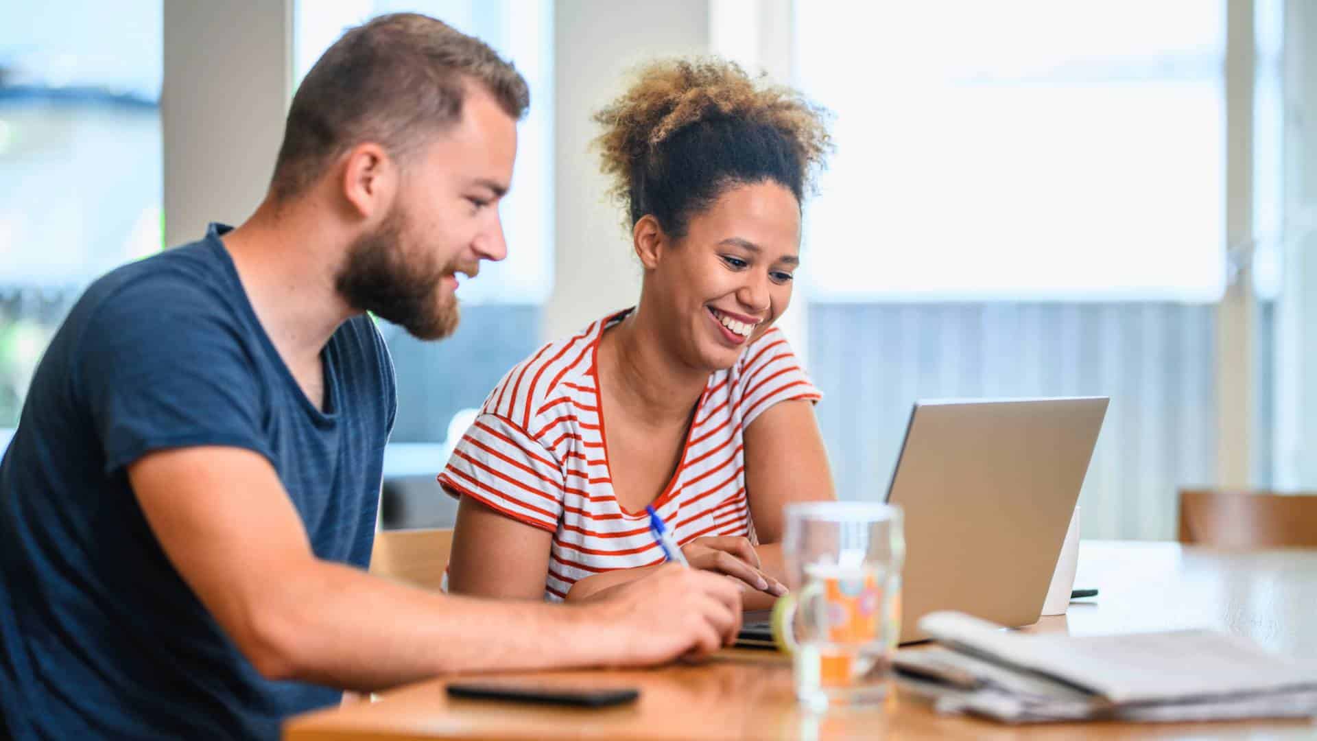 Couple discutant de financement caravane