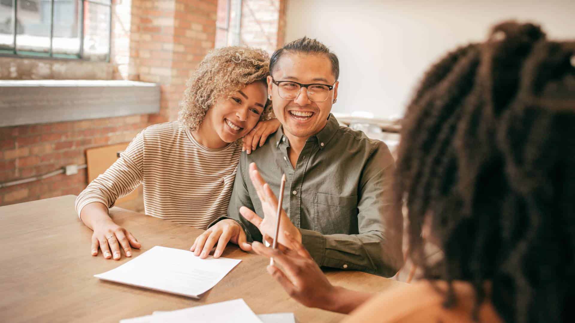 Famille discutant de rachat de prêt hypothécaire en Belgique
