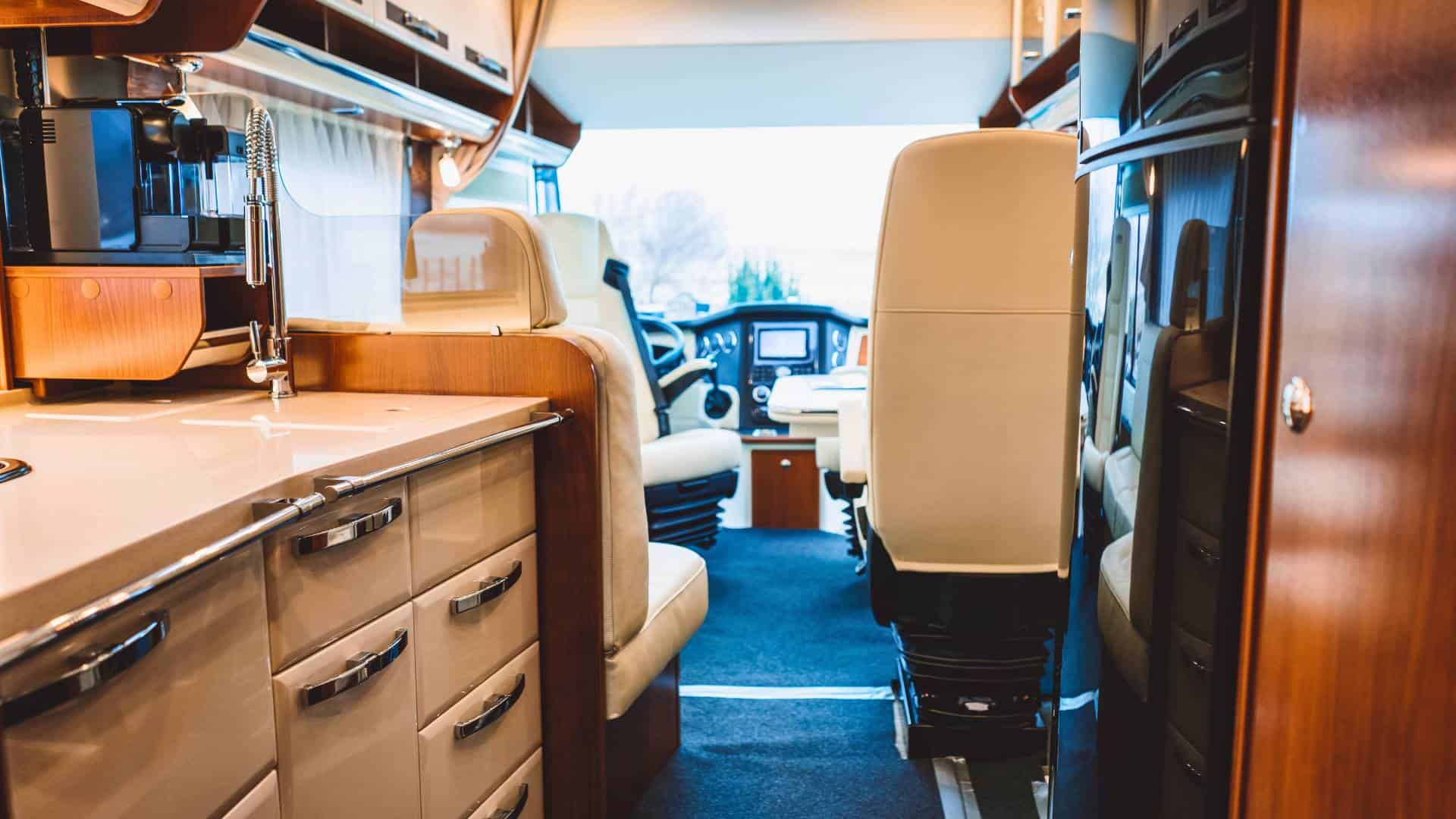 Intérieur confortable d'une caravane avec décoration moderne