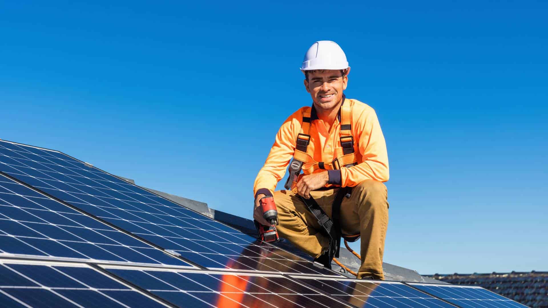 Panneaux solaires installés sur un toit résidentiel grâce au crédit énergie