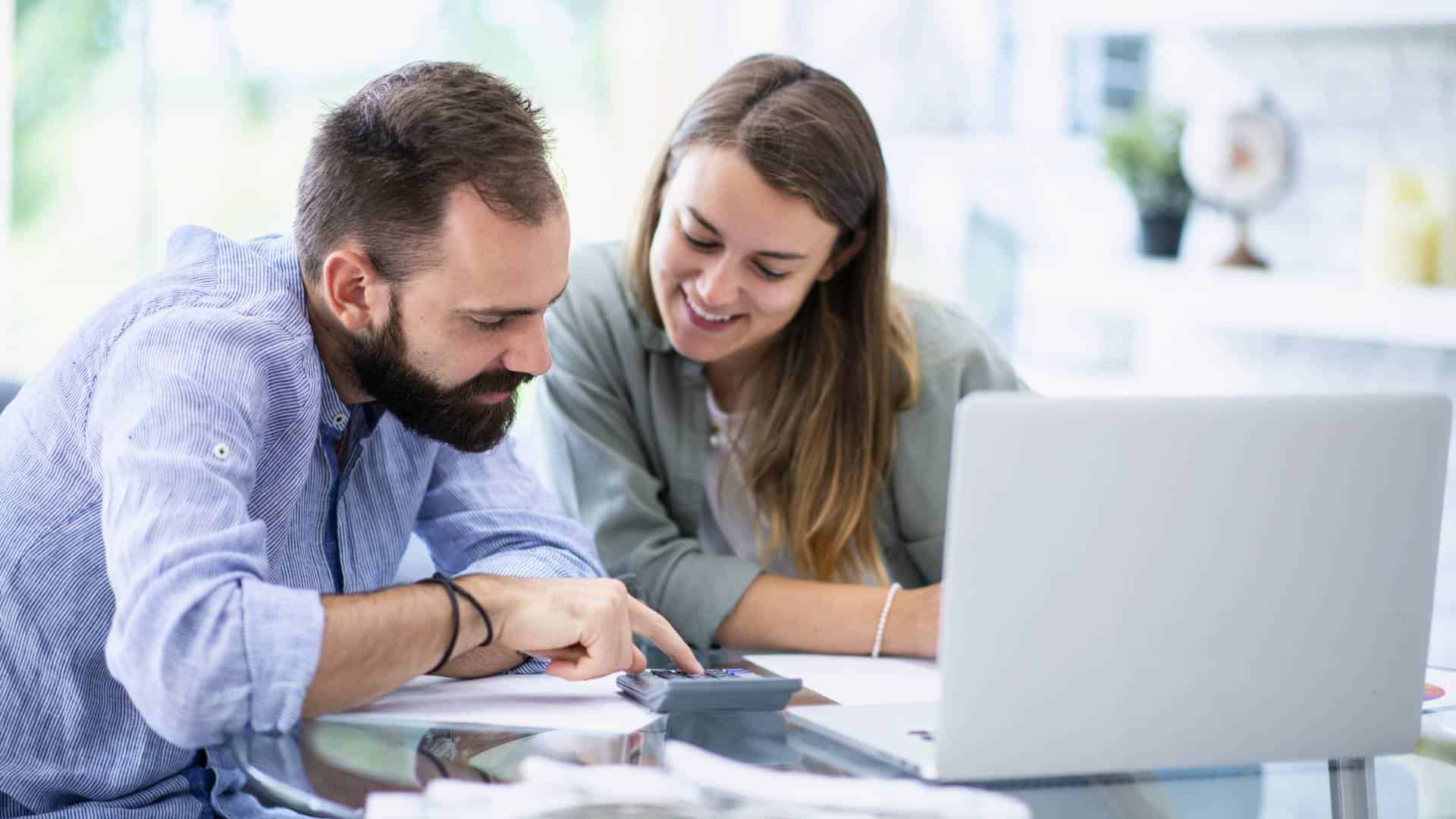 Personne calculant ses finances personnelles