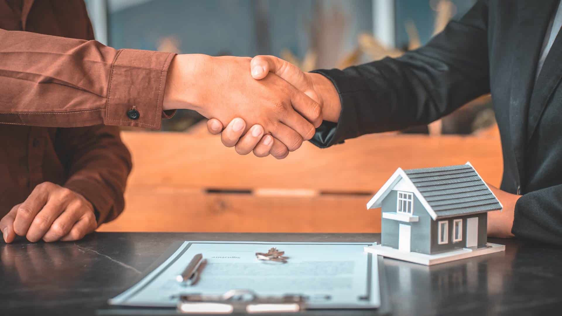 Signature d'un contrat de rachat de prêt hypothécaire