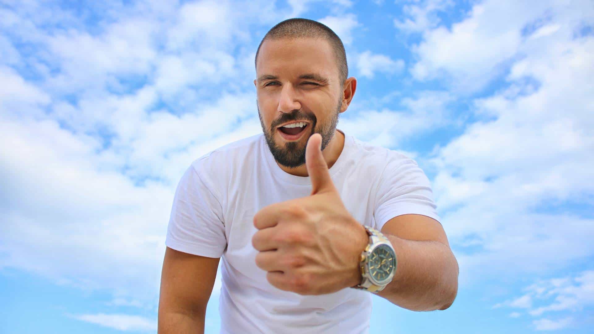 Homme heureux grâce à son prêt personnel instantané