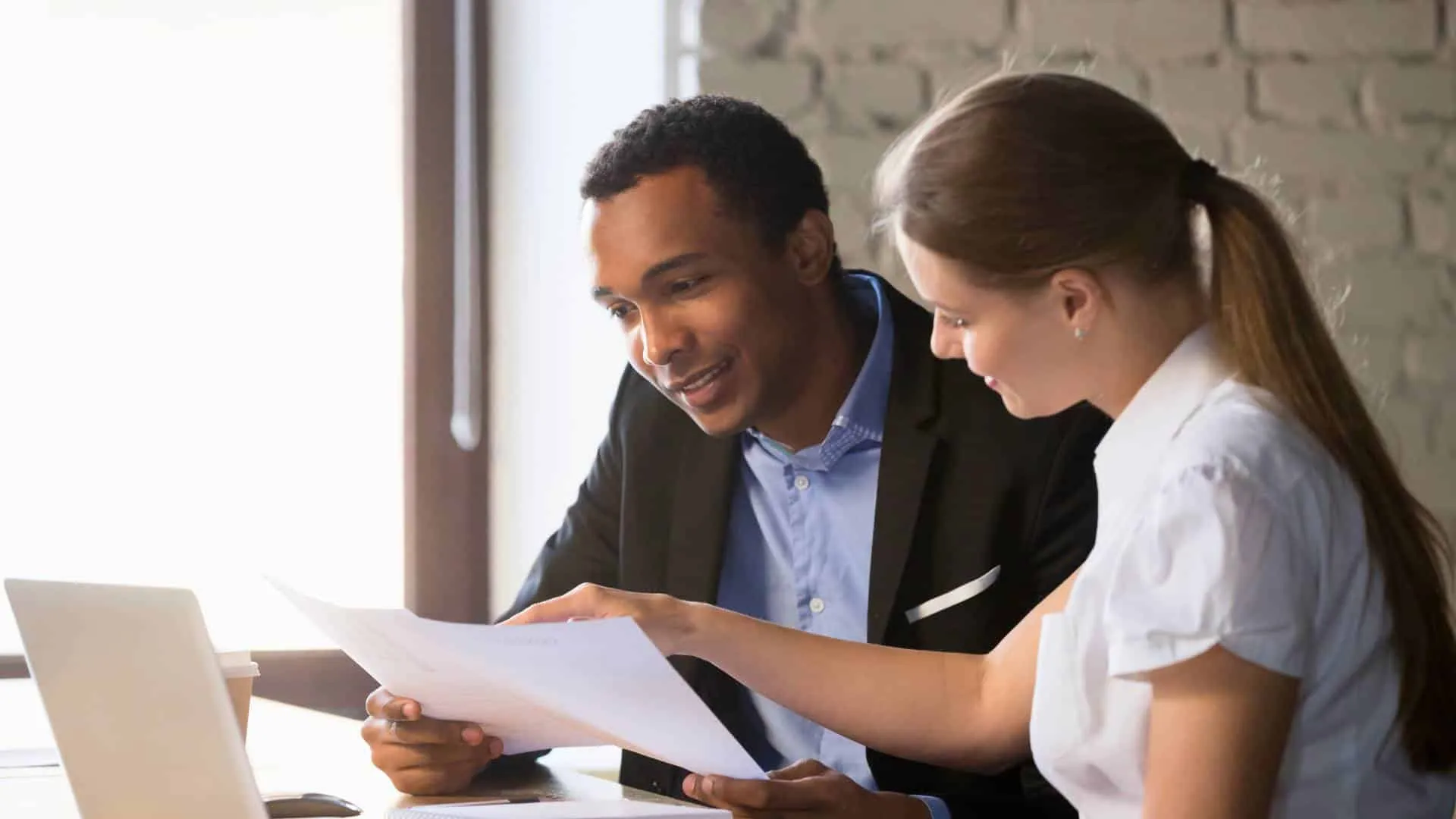 Client consultant un conseiller pour un prêt cuisine