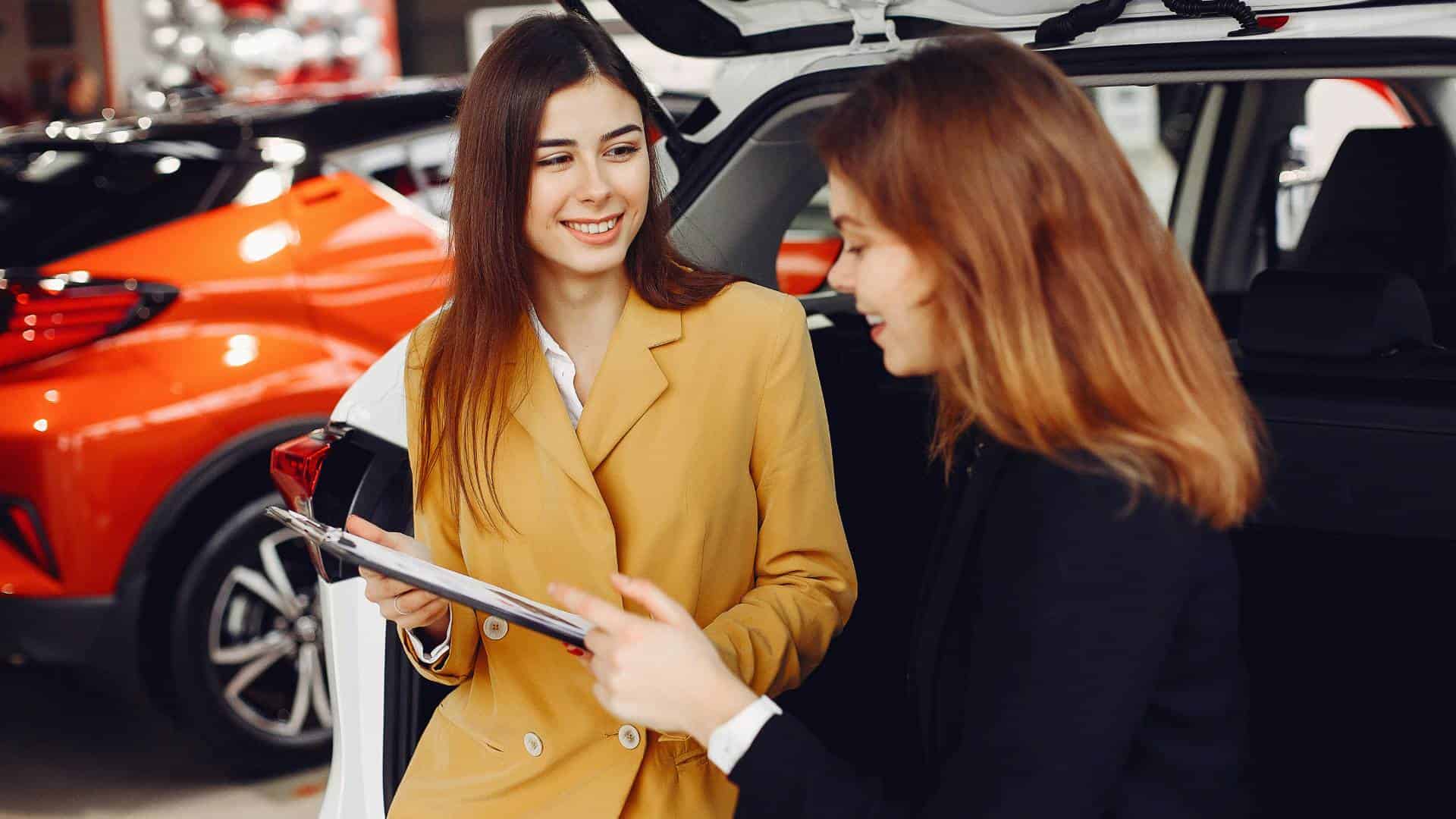 Client consultant un conseiller pour un prêt auto