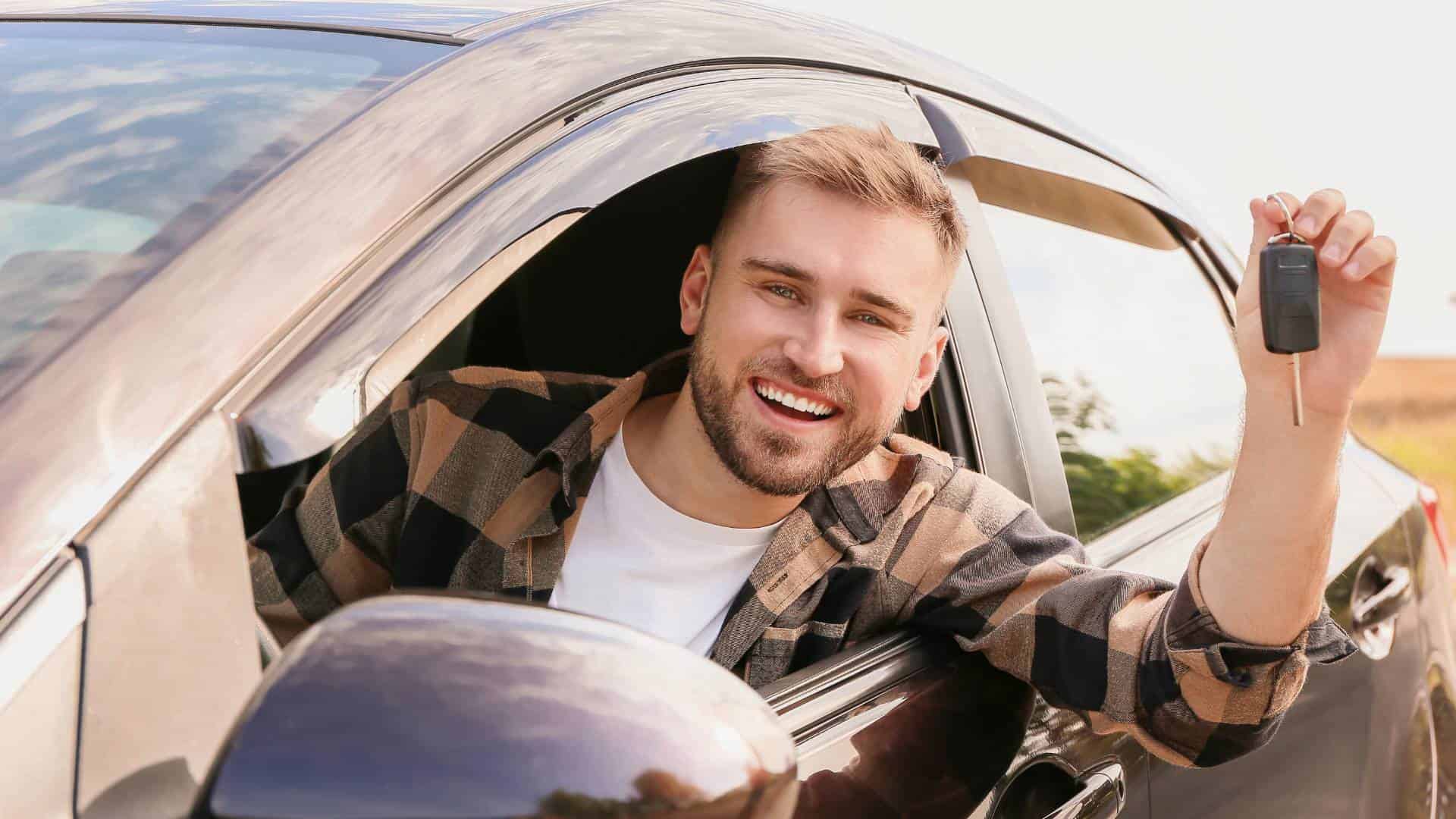 Conducteur heureux avec sa nouvelle voiture, simulation prêt voiture réussi