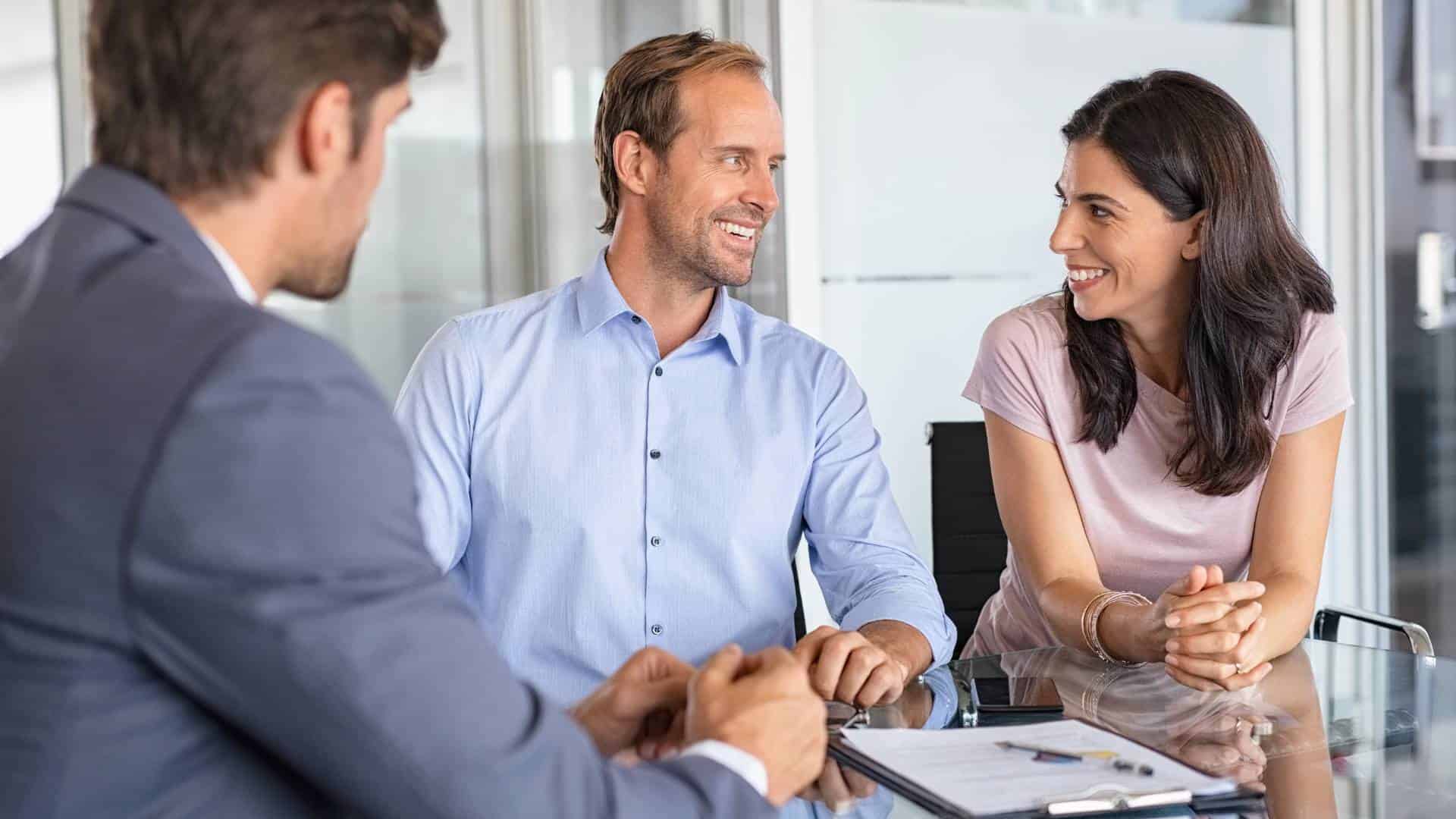 Couple consultant un courtier en crédit - avantages du prêt hypothécaire 125