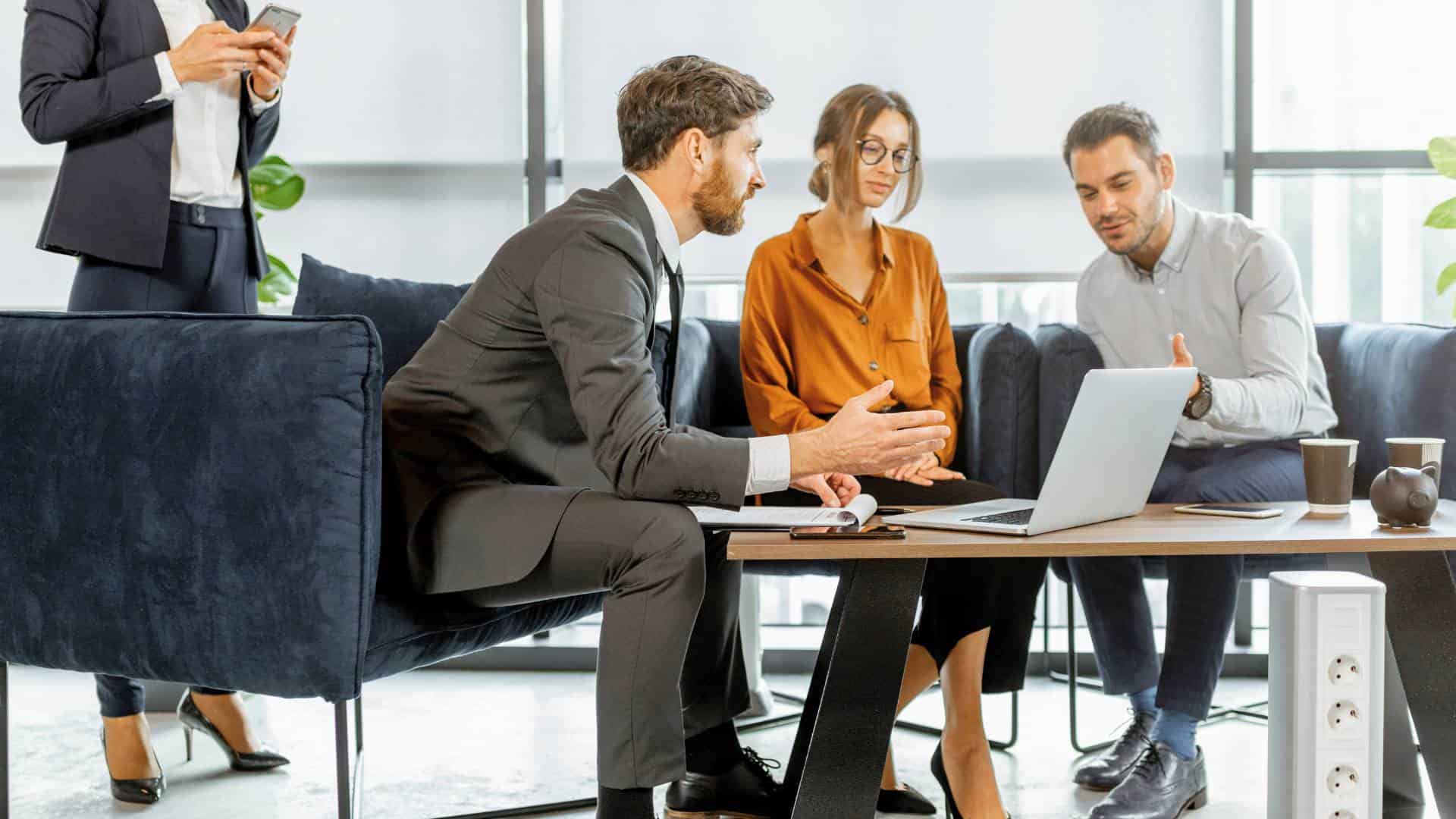 Couple discutant avec un conseiller financier - formules de crédit hypothécaire