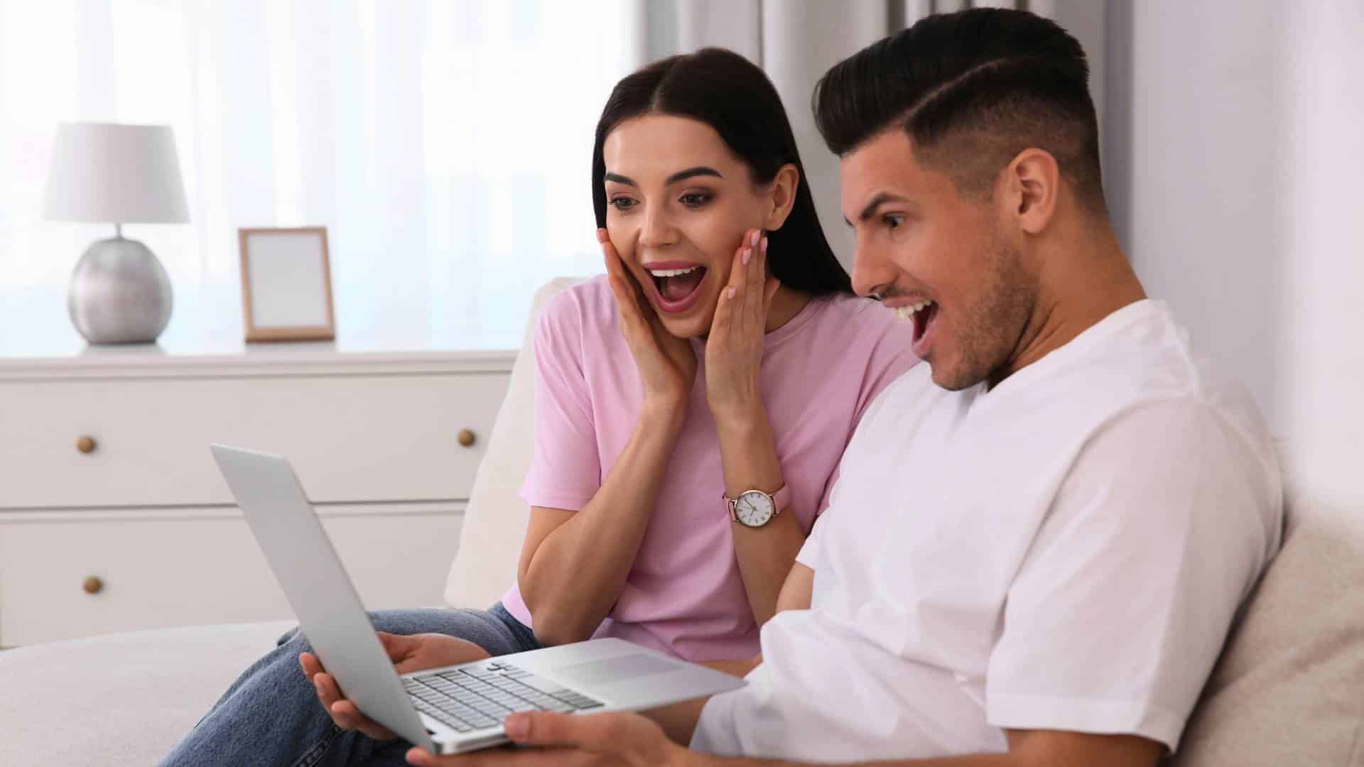 Couple heureux après l'acceptation de leur prêt personnel