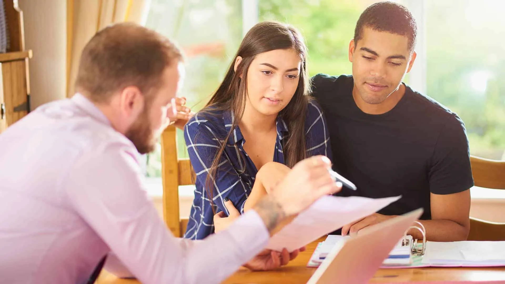 Courtier en crédit aidant un propriétaire en difficulté