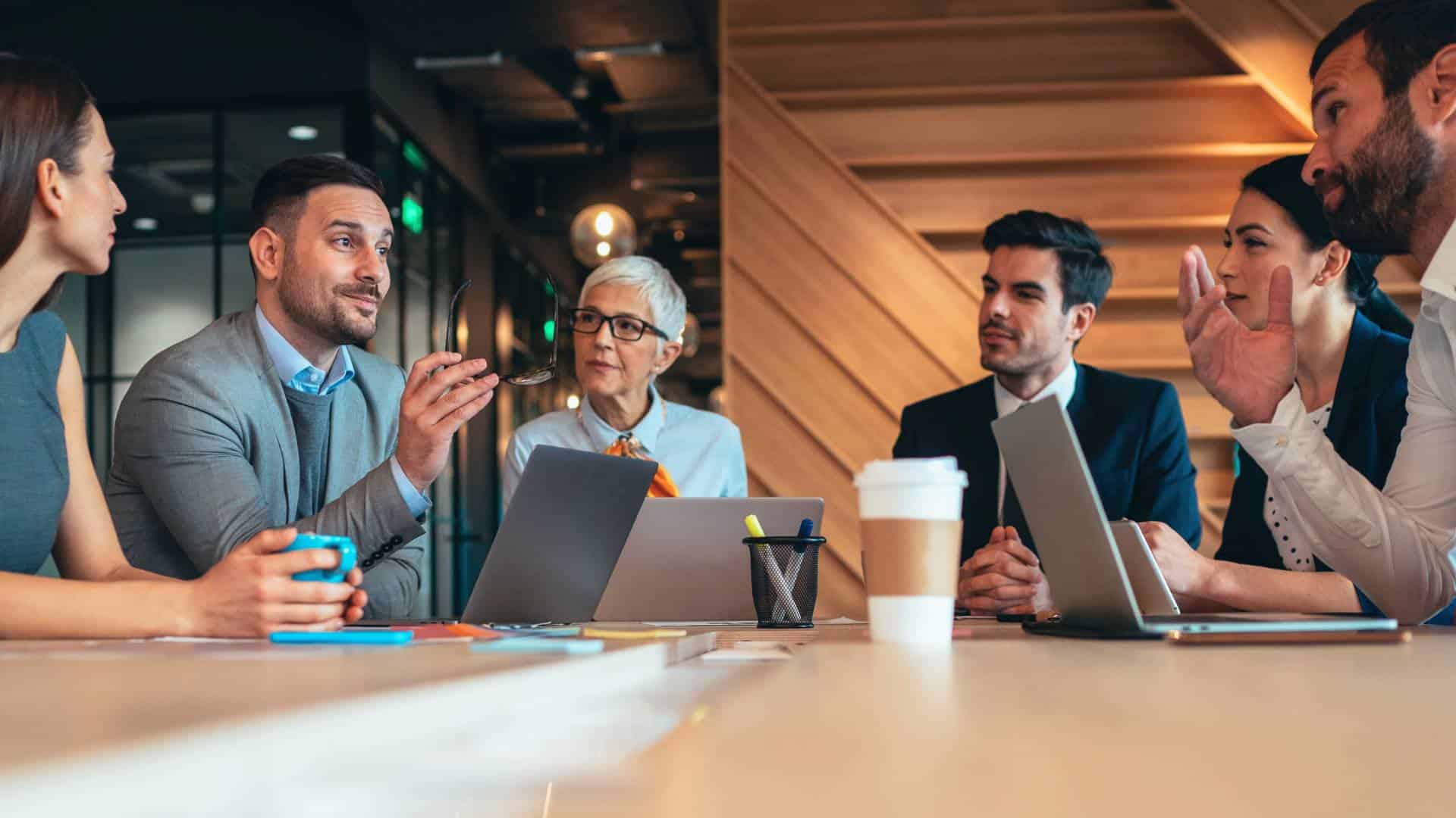 Équipe d'Astuce Crédit discutant de solutions de financement pour les entreprises