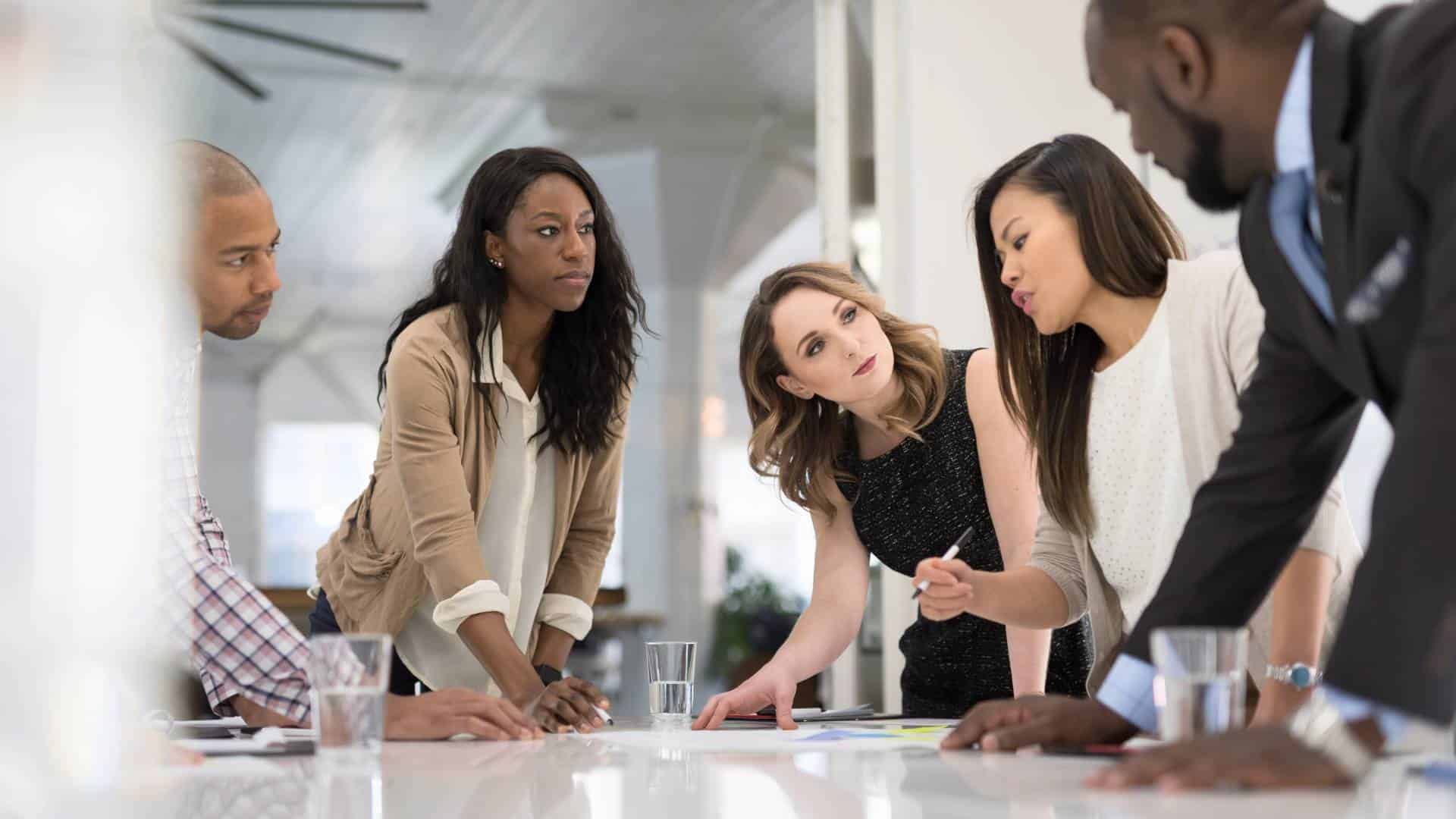 Équipe d'Astuce Crédit en réunion - solutions pour un propriétaire en difficulté