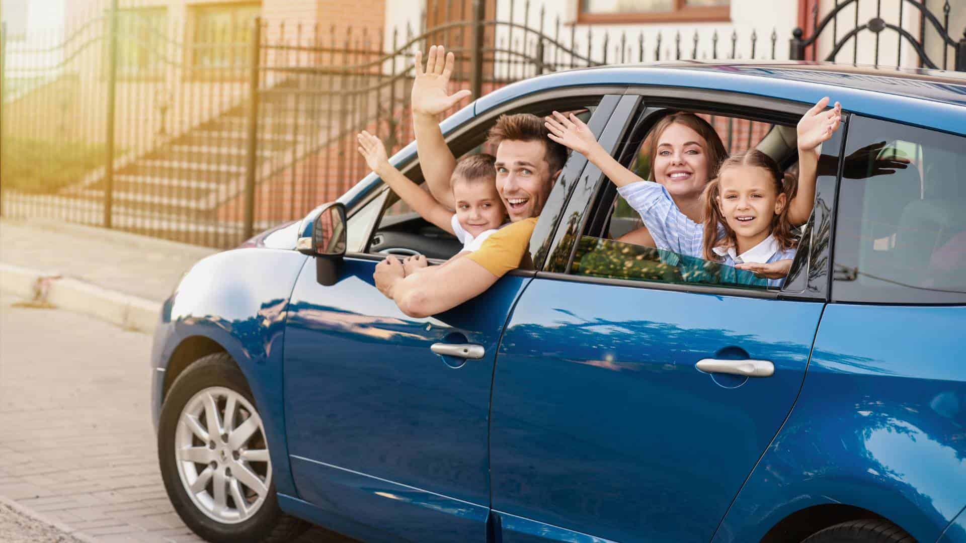 Famille heureuse après une simulation prêt voiture réussie