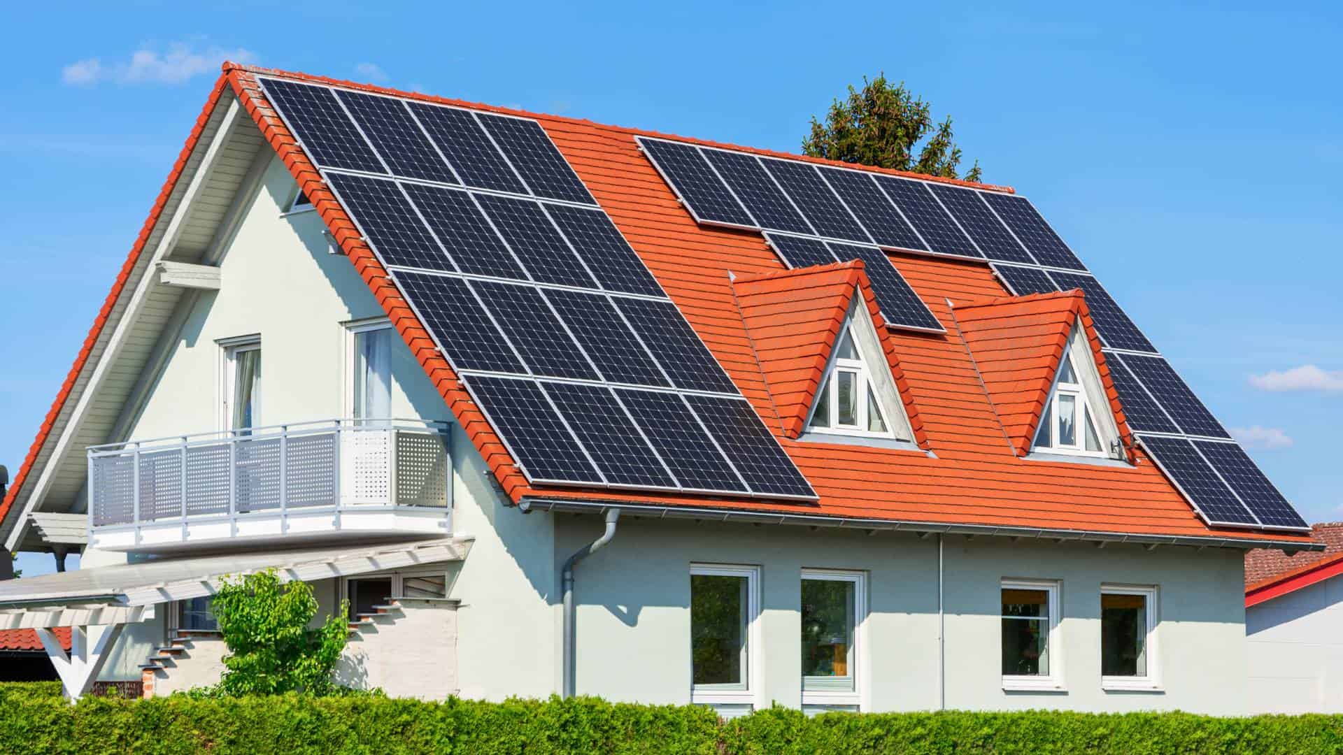 Maison avec panneaux solaires - crédit hypothécaire vert