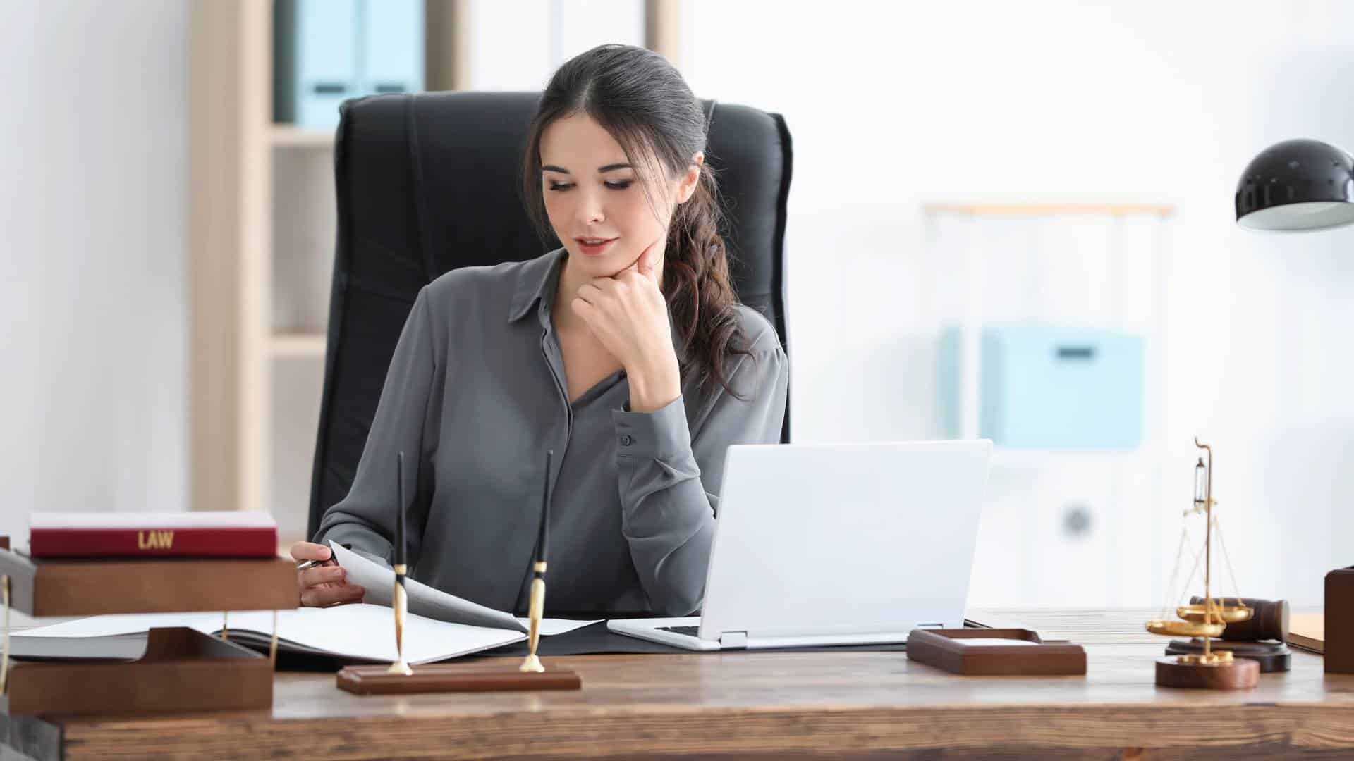 Notaire préparant des documents - financement des frais de notaire