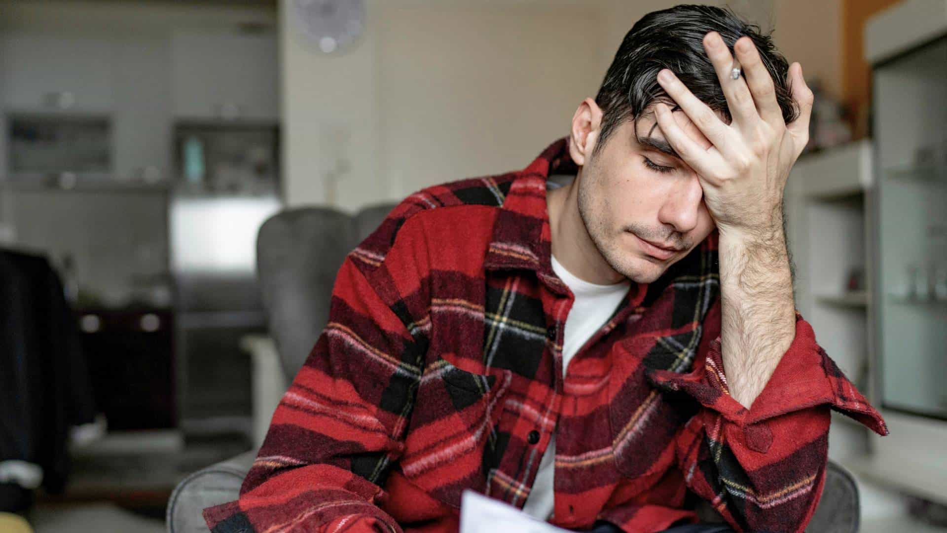 Personne examinant ses finances pour éviter un fichage Banque Nationale de Belgique