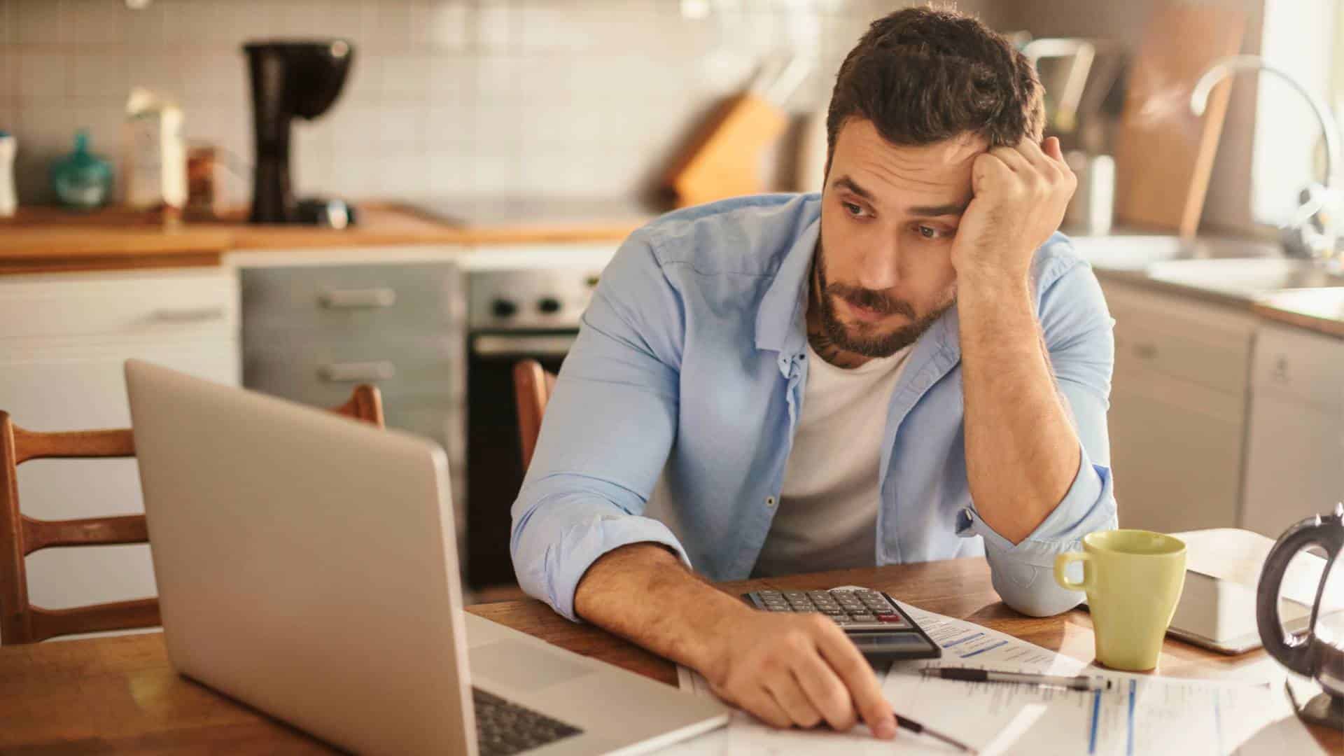 Pile de factures - difficultés financières pour un propriétaire en difficulté