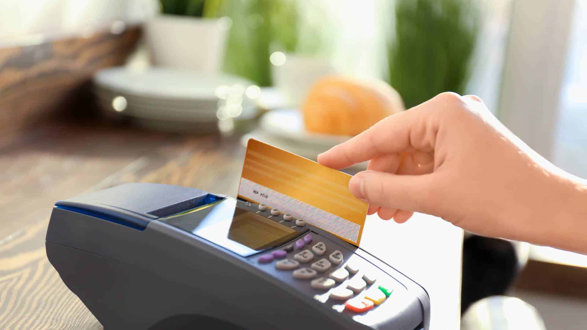 Une main avec des transactions en réserve d’argent