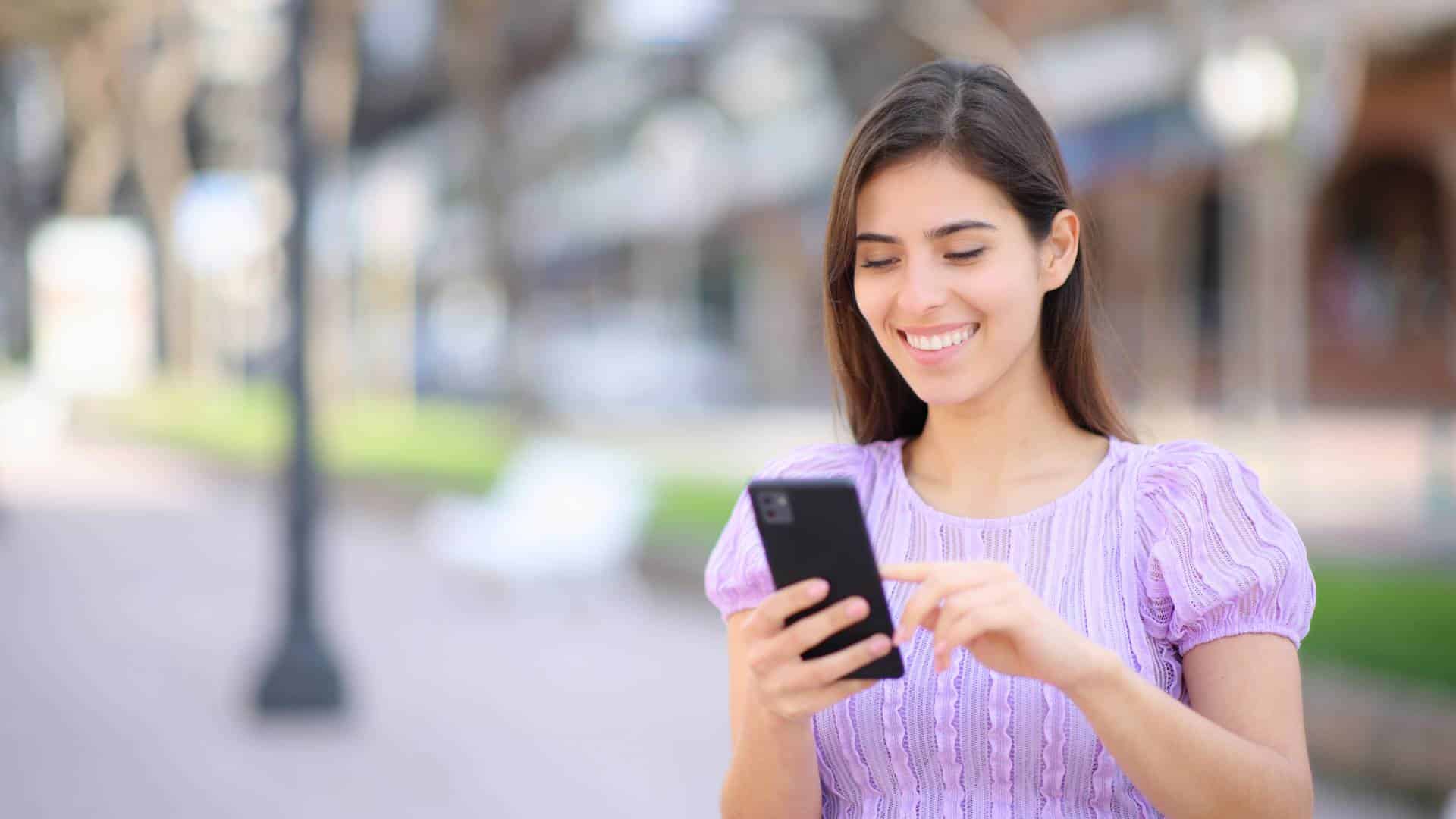 Une personne consultant son application mobile pour suivre son ouverture de crédit