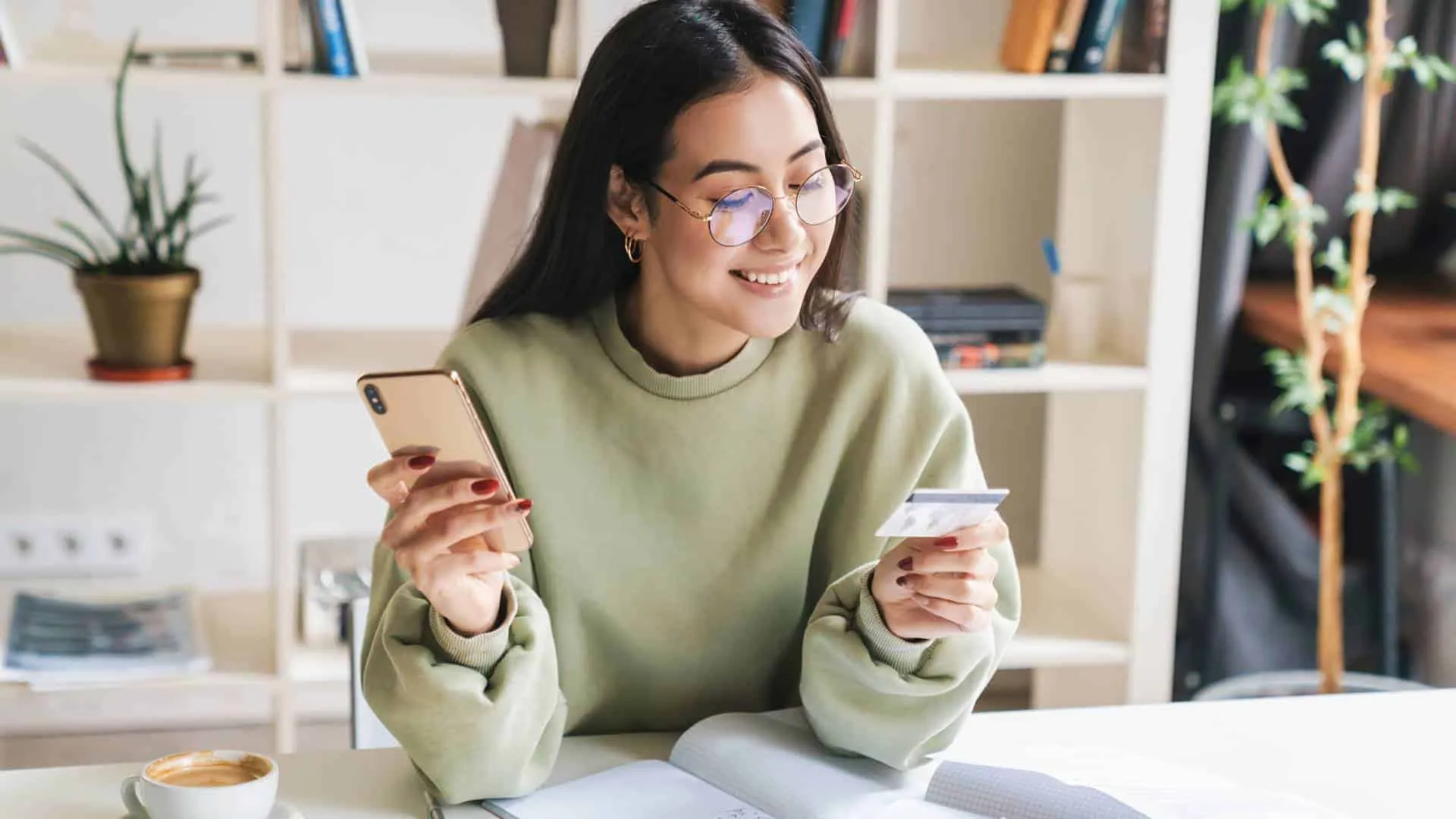 Une personne heureuse utilisant sa carte de crédit Mastercard pour un achat en ligne