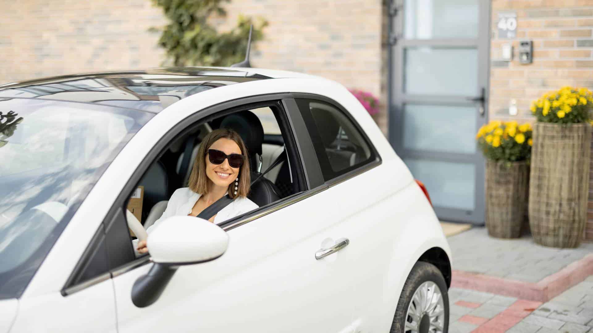 Personne heureuse après sa simulation prêt voiture