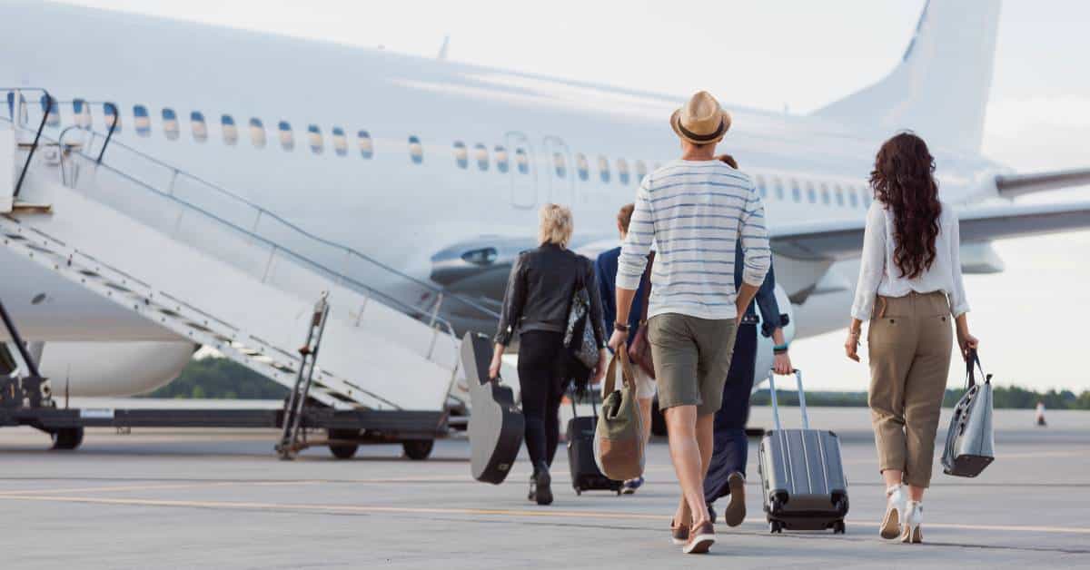 assurance voyage - couple partant en vacances