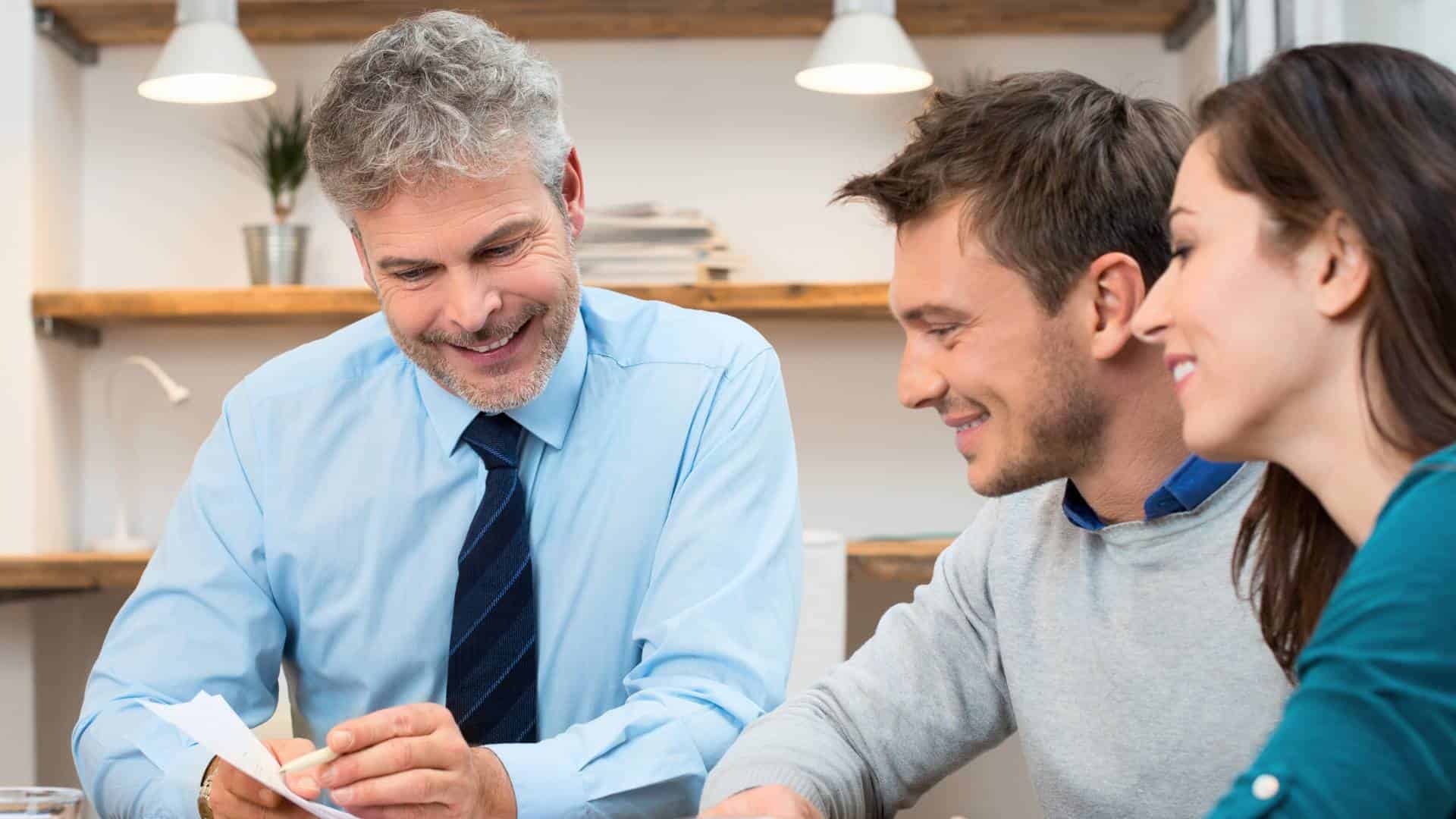 couple qui négocie son prêt immobilier